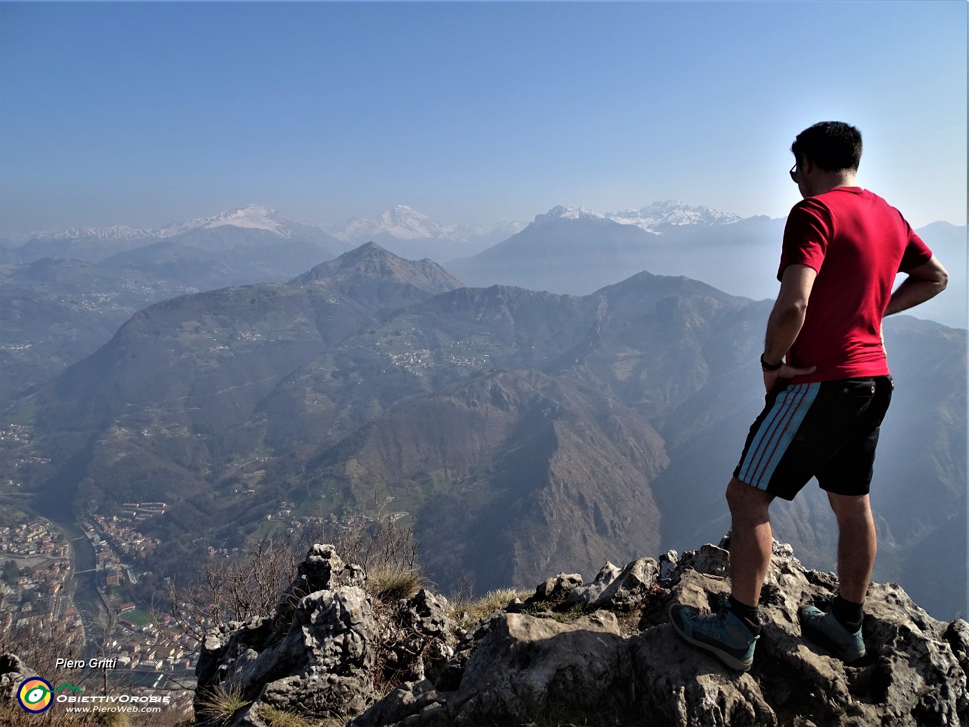 53 Spettacolare vista su S. Pellegrino Terme e sui monti della Valle Brembana.JPG